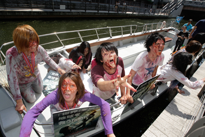 大阪・道頓堀に“アンデッド(ゾンビ)”が出現！ 『バイオハザードV リ