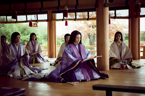 ライトアップされた平安神宮で行われた 『源氏物語 千年の謎』京都